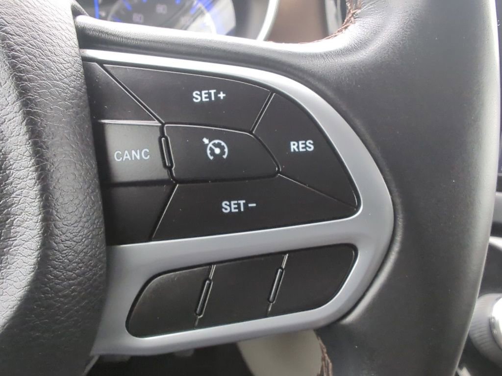 Used 2018 Chrysler Pacifica Touring-L w/ Tire & Wheel Group image 32