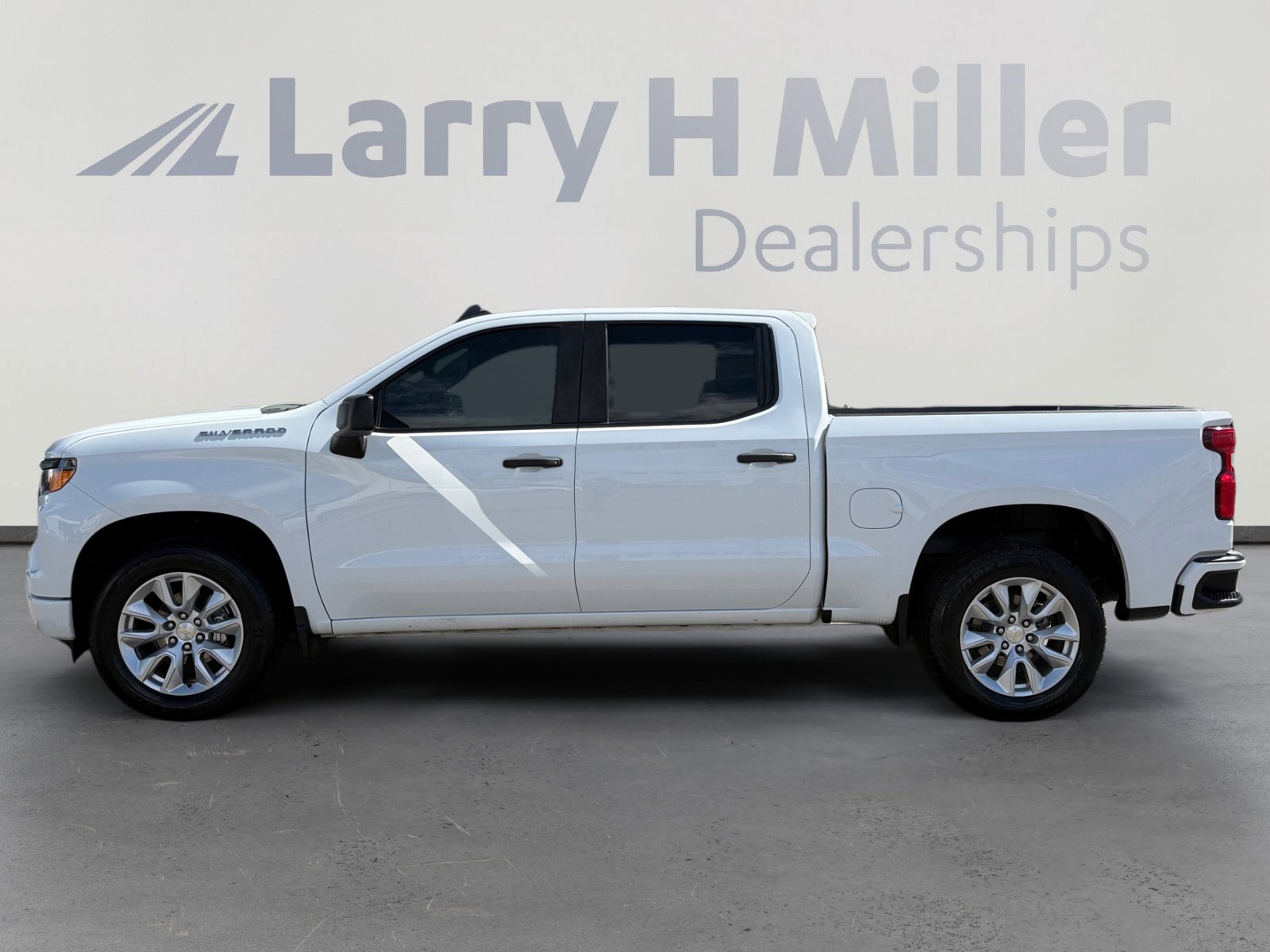 Used 2023 Chevrolet Silverado 1500 Custom image 2