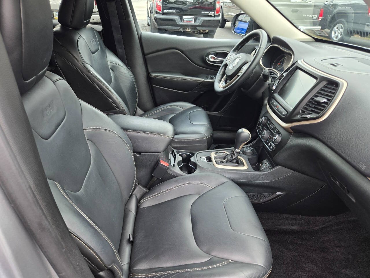 Used 2015 Jeep Cherokee Limited w/ Technology Group AWD/4WD image 33