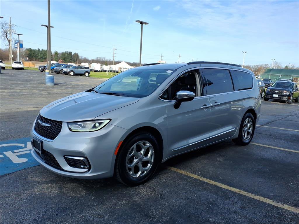 Used 2023 Chrysler Pacifica Limited image 7