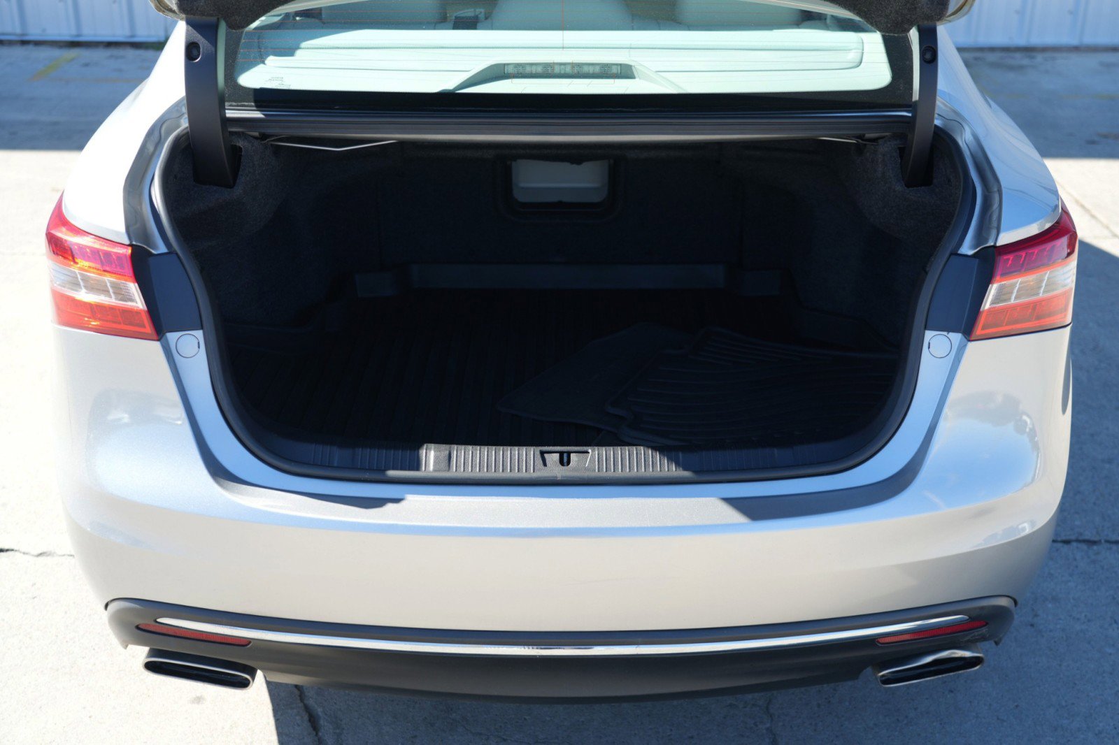 Used 2016 Toyota Avalon Limited w/ Toyota Safety Sense Package image 9