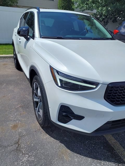 Certified 2026 Volvo XC40 B5 Plus AWD/4WD image 3