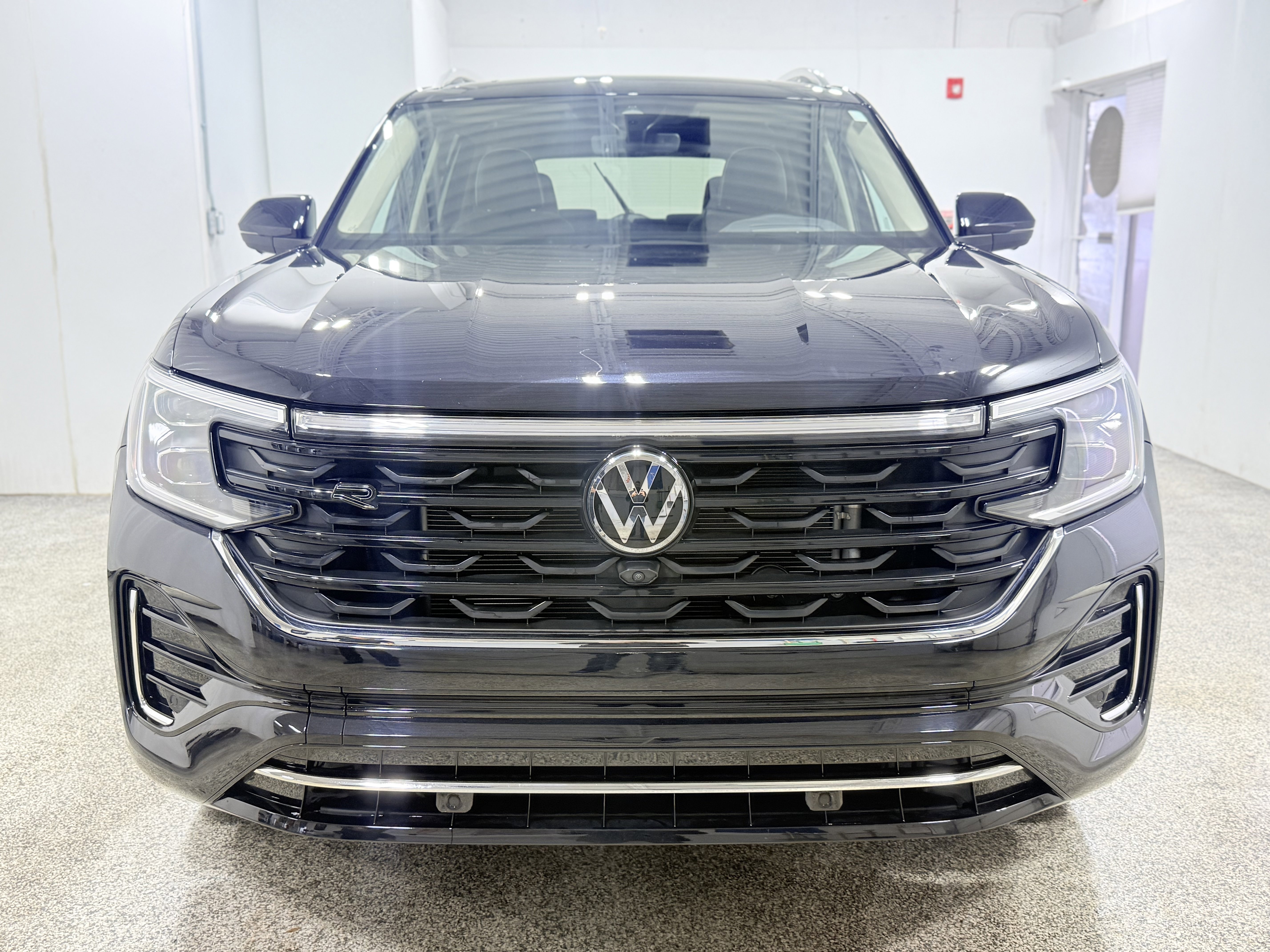 Used 2024 Volkswagen Atlas SEL Premium R-Line image 2