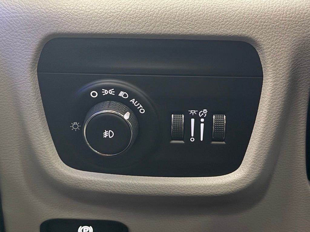 Used 2021 Jeep Grand Cherokee L Summit w/ Advanced Protech Group IV image 16