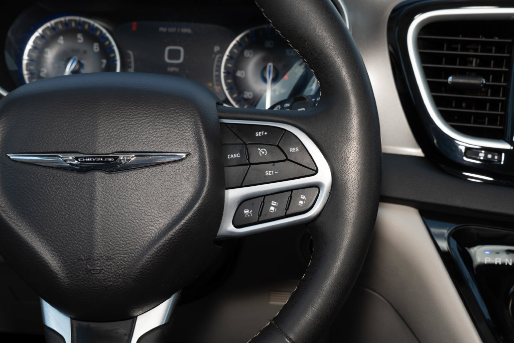 Used 2024 Chrysler Pacifica Touring-L FWD image 27