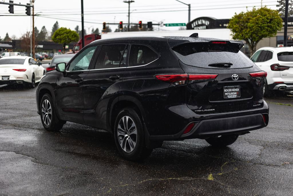 Used 2023 Toyota Highlander XLE image 12