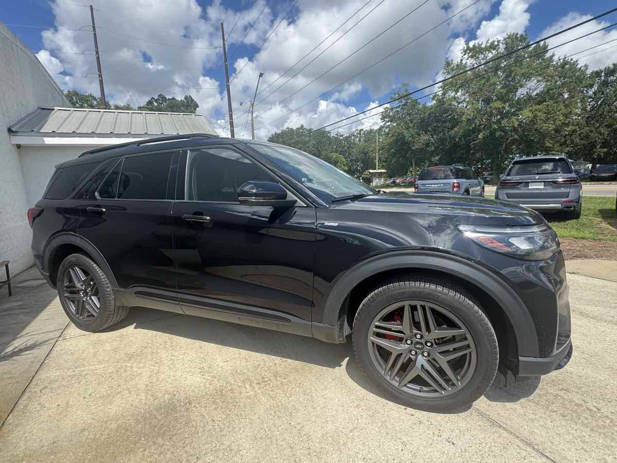 Used 2025 Ford Explorer ST-Line w/ ST-Line Street Pack AWD/4WD image 4