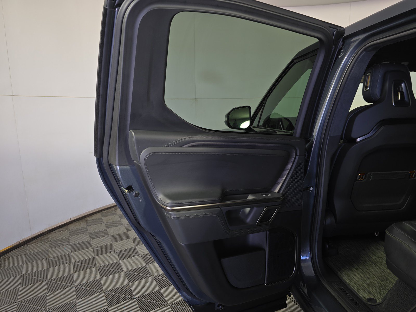 Used 2023 Rivian R1T Adventure AWD/4WD image 17