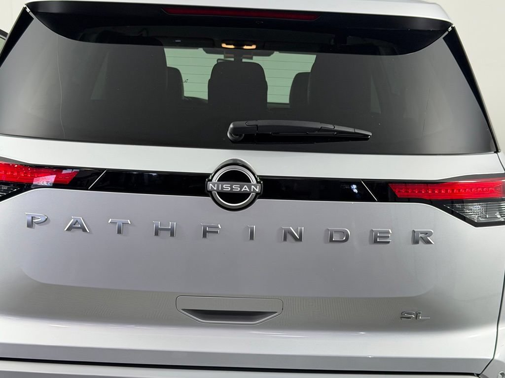 Used 2025 Nissan Pathfinder SL FWD image 11