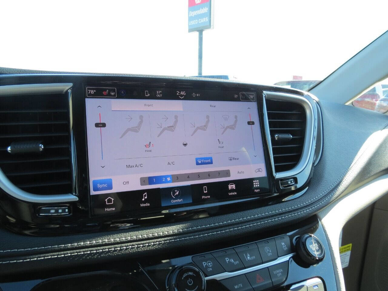 Used 2023 Chrysler Pacifica Touring-L image 9