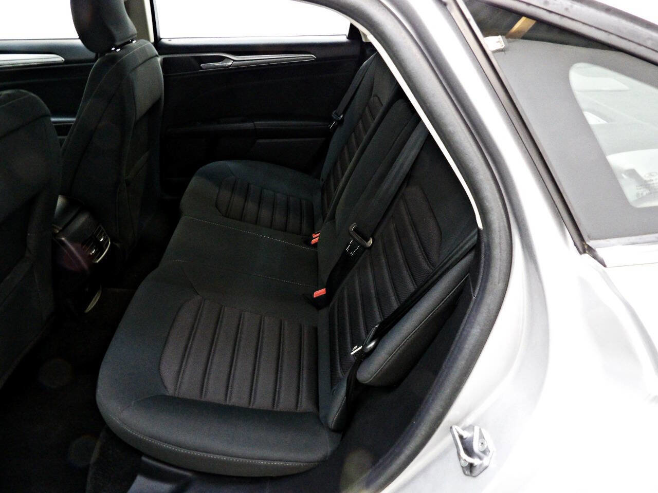 Used 2018 Ford Fusion SE image 10