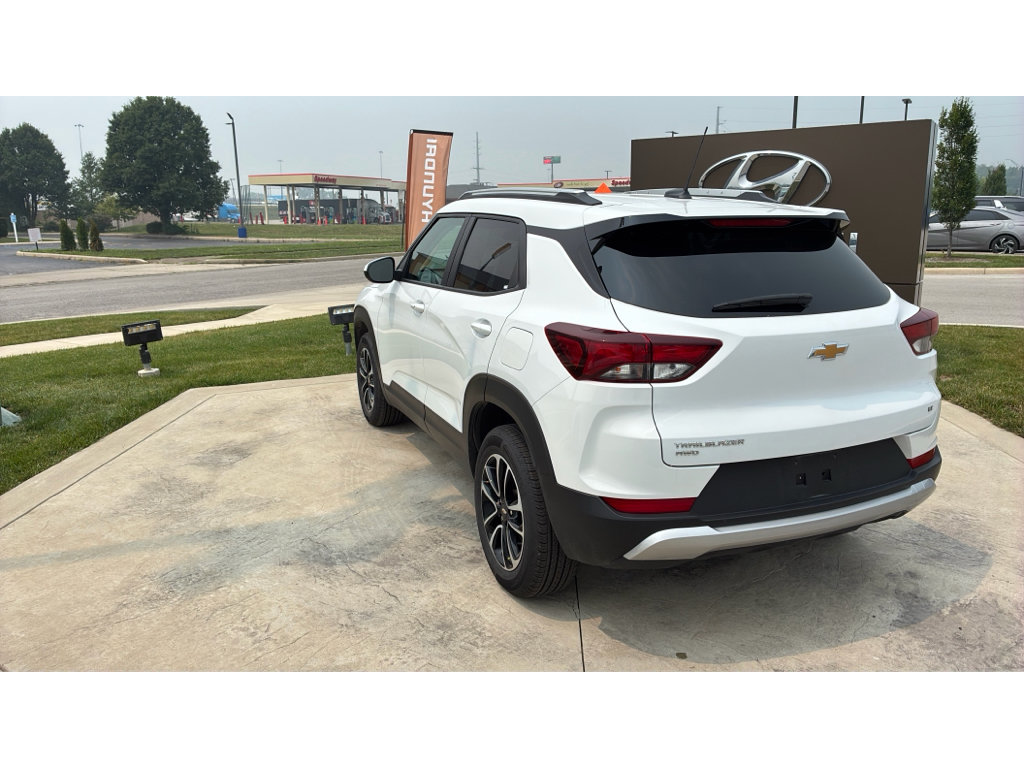 Used 2025 Chevrolet TrailBlazer LT AWD/4WD image 3