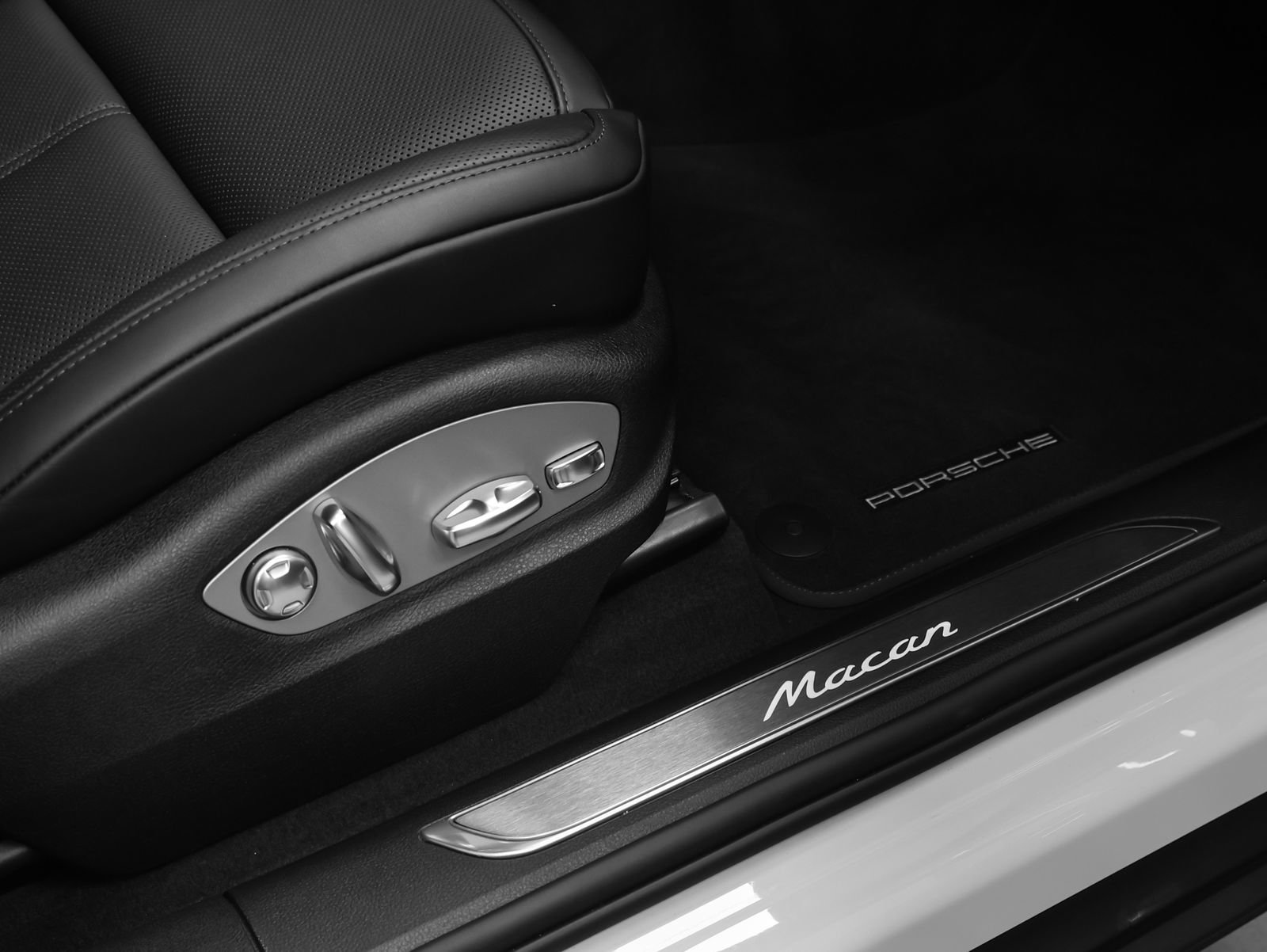 Certified 2026 Porsche Macan image 20