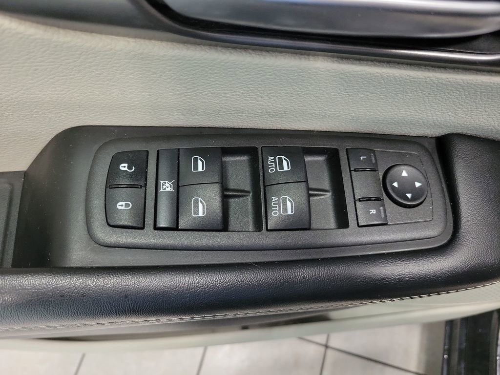Used 2022 Chrysler Pacifica Touring-L AWD/4WD image 37