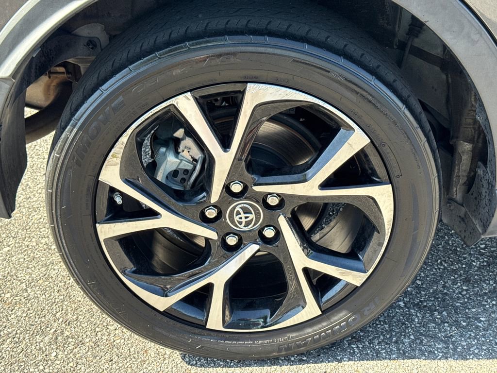 Used 2019 Toyota C-HR XLE image 17