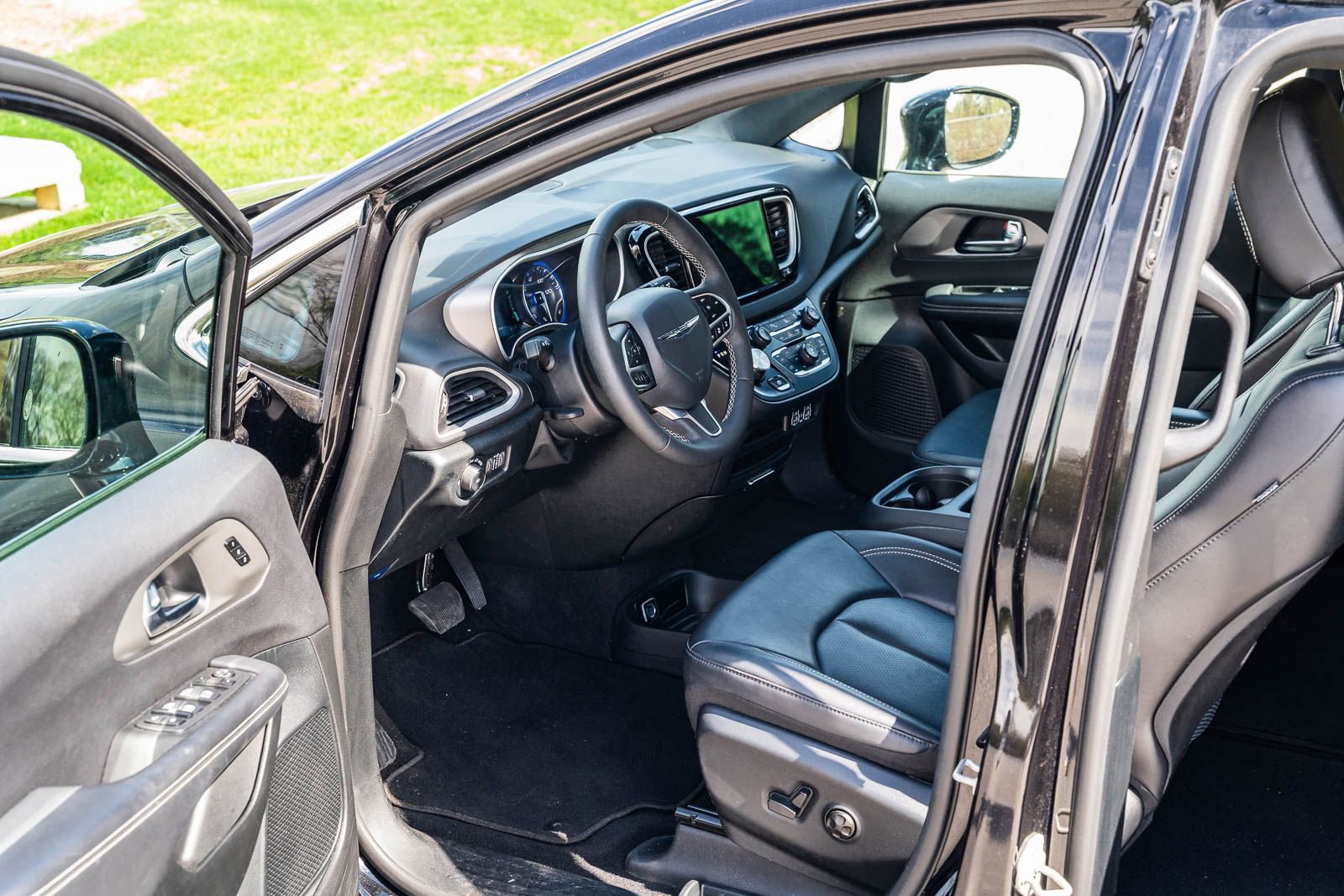 Used 2025 Chrysler Pacifica Select image 23