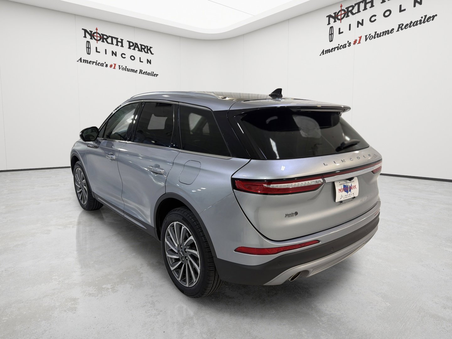 Used 2023 Lincoln Corsair Reserve w/ Equipment Group 201A FWD image 4