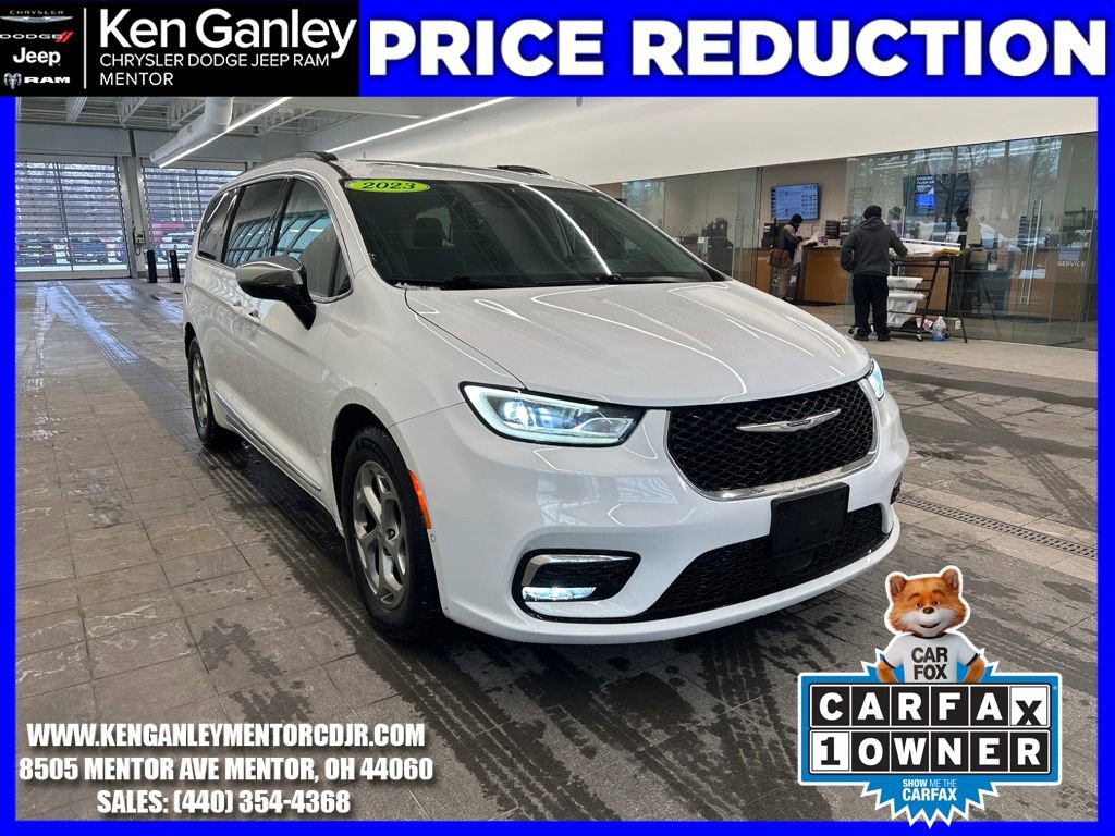 Used 2023 Chrysler Pacifica Limited w/ Uconnect Theater Family Group image 1