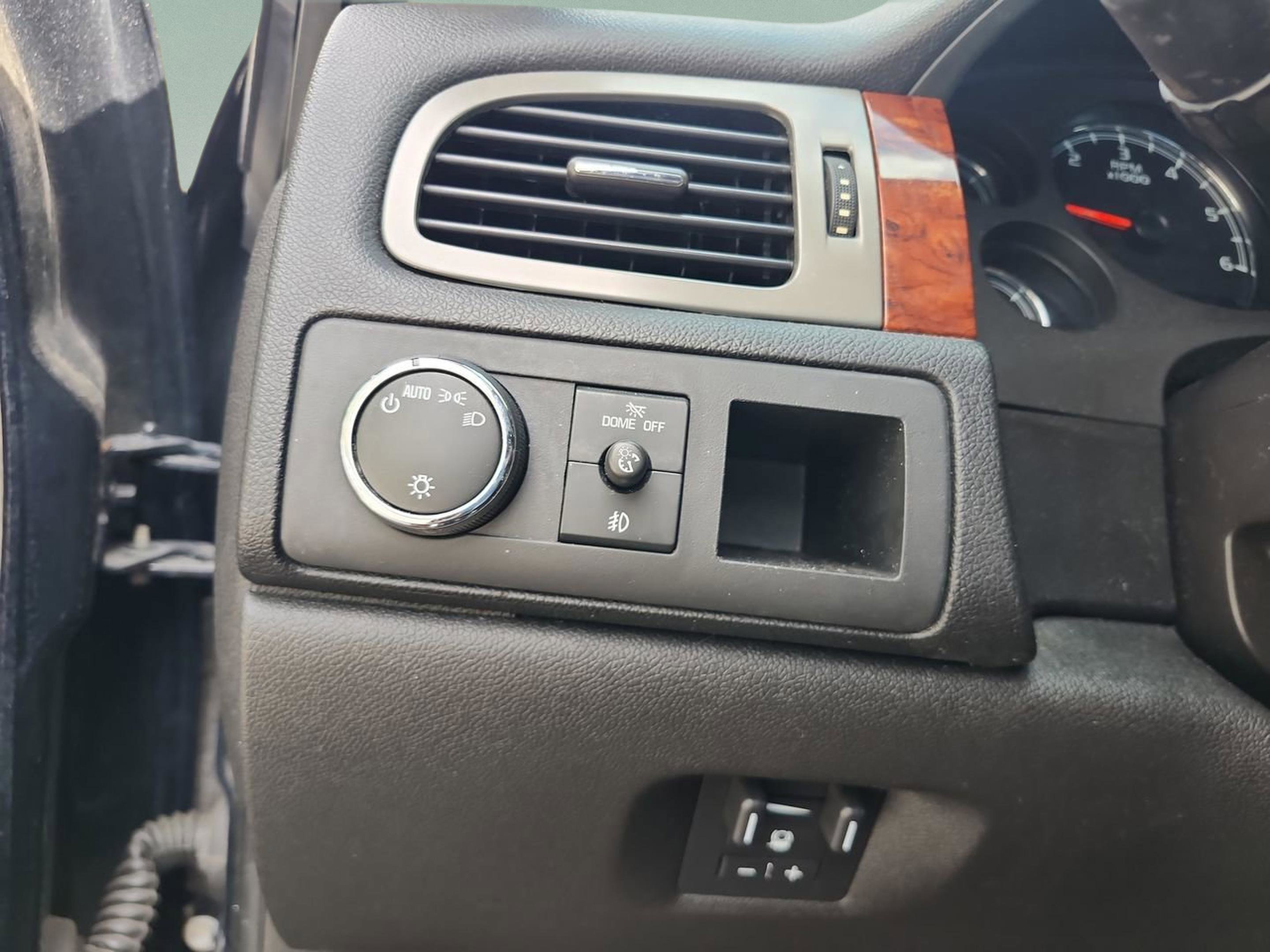 Used 2013 Chevrolet Avalanche LTZ image 12