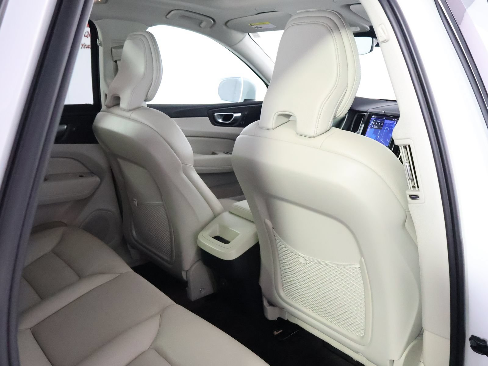 Used 2023 Volvo XC60 B5 Plus AWD/4WD image 48