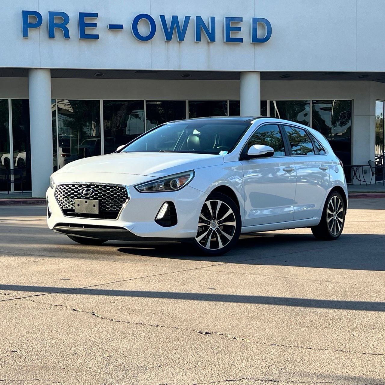Used 2020 Hyundai Elantra GT w/ Style Package 02 FWD image 2