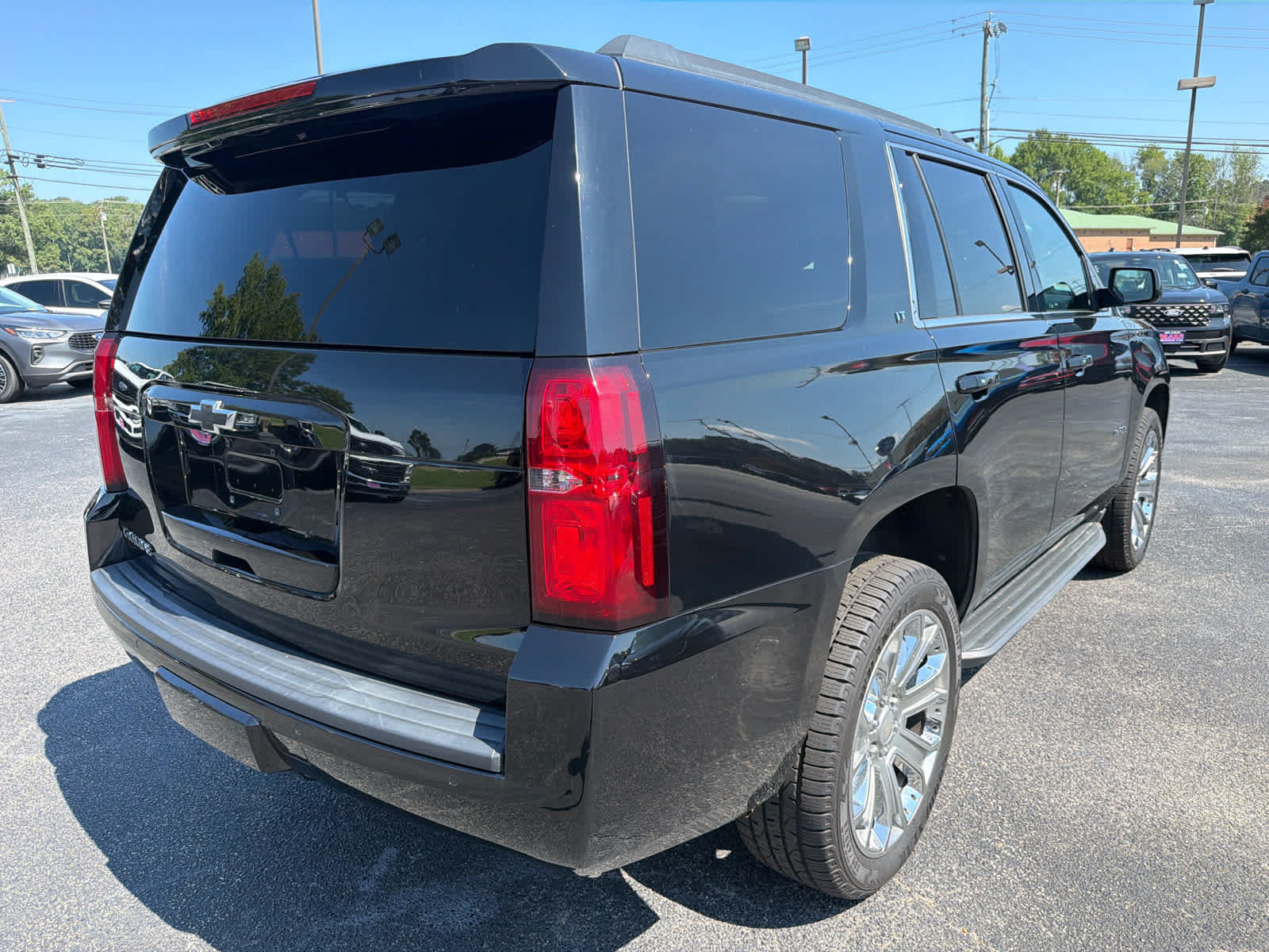 Used 2017 Chevrolet Tahoe LT w/ Luxury Package AWD/4WD image 3