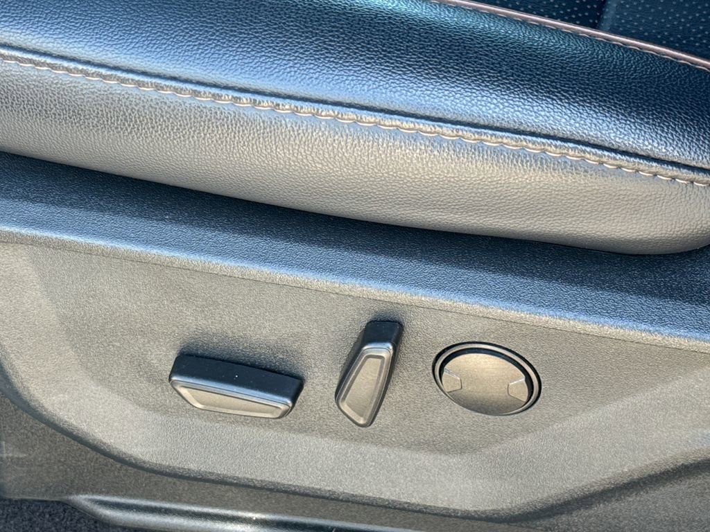 Used 2025 Ford F150 Lariat w/ Equipment Group 501A Mid image 26