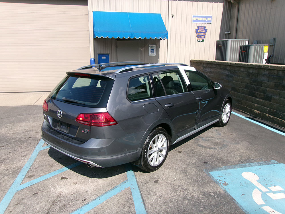 Used 2017 Volkswagen Golf Alltrack SE image 2