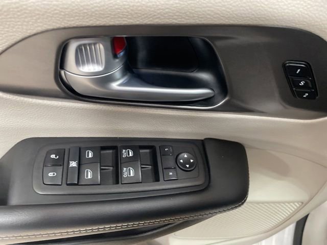 Used 2024 Chrysler Pacifica Touring-L image 10