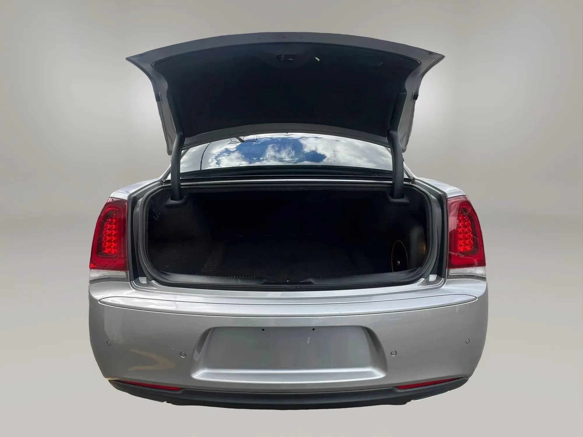 Used 2018 Chrysler 300 S w/ 300S Premium Group RWD image 9