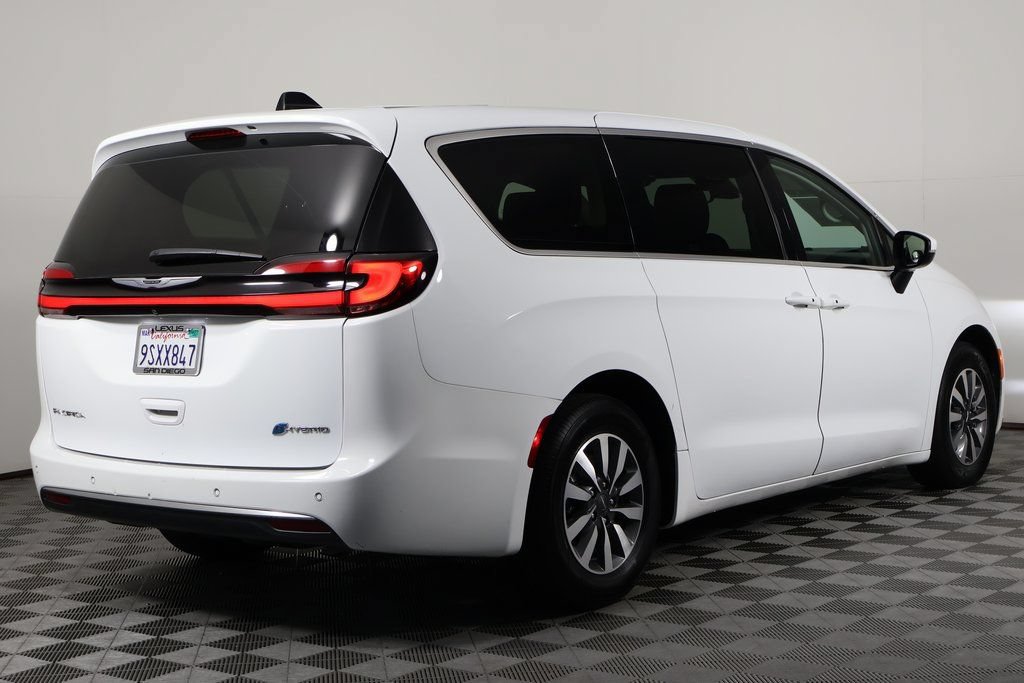 Used 2023 Chrysler Pacifica Touring-L FWD image 4