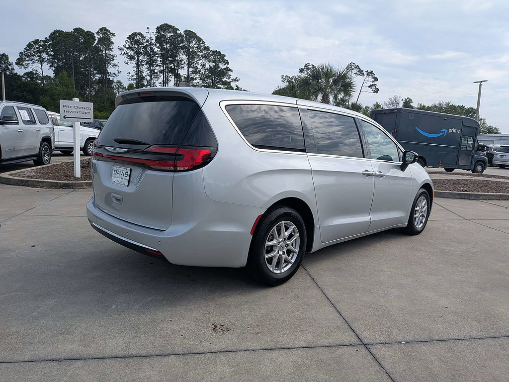 Used 2024 Chrysler Pacifica Touring-L FWD image 3