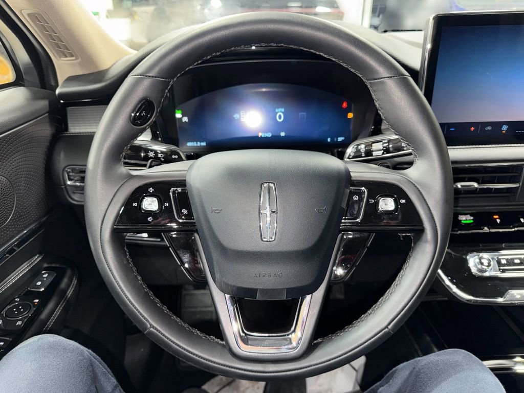 Used 2025 Lincoln Corsair AWD image 11