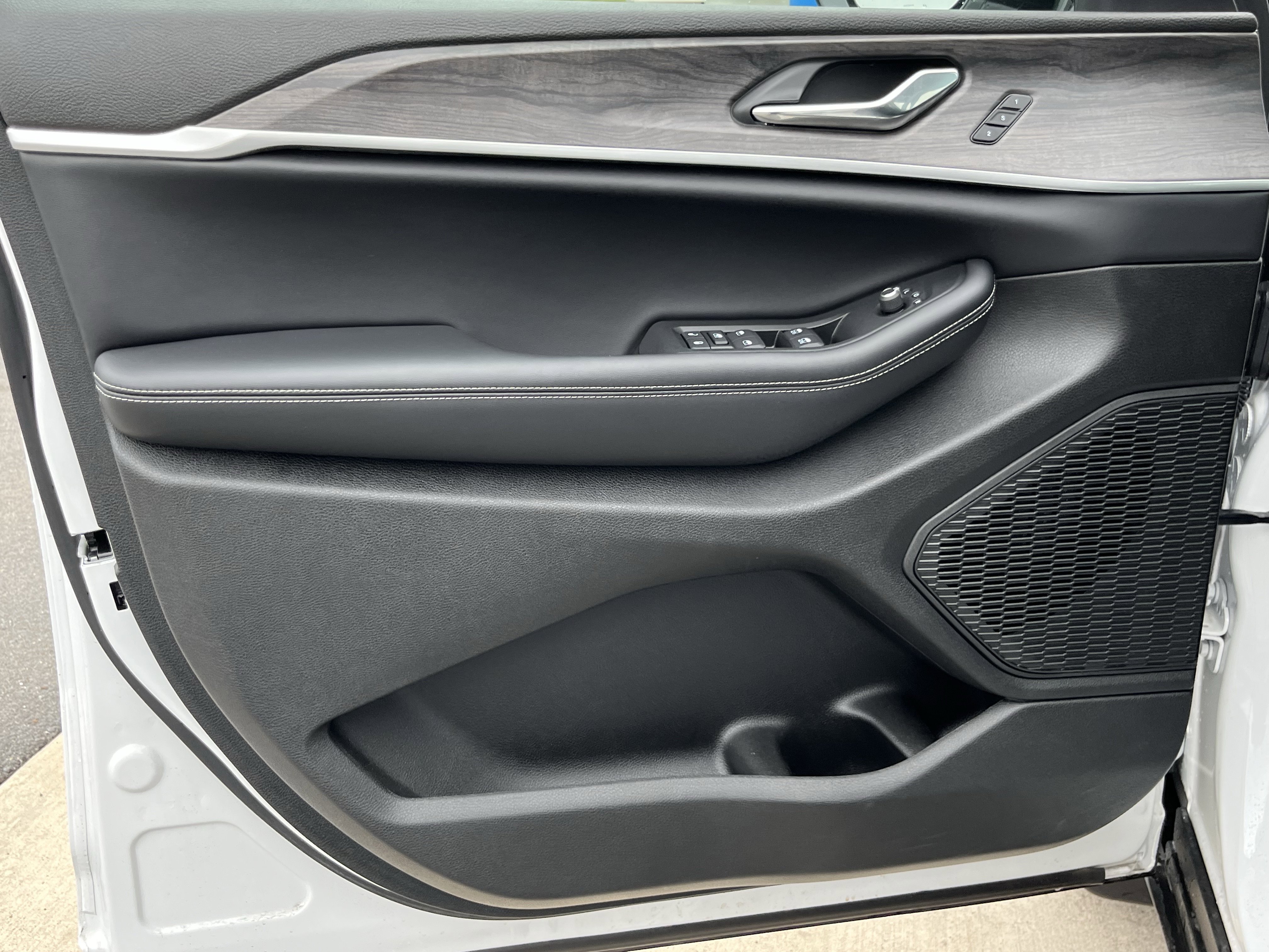 Used 2025 Jeep Grand Cherokee Limited image 17