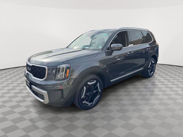 Used 2023 Kia Telluride EX w/ EX Captain's Chair Package image 3
