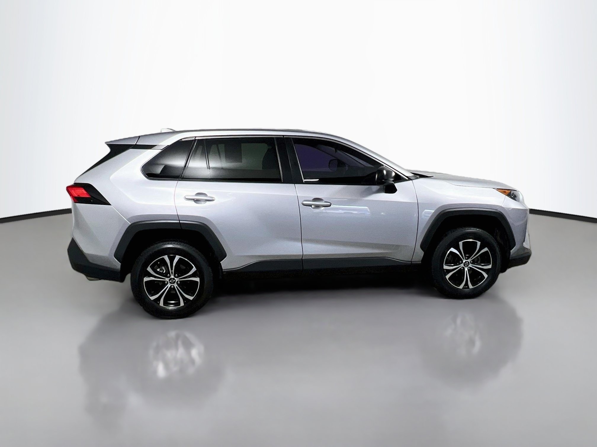 Used 2022 Toyota RAV4 LE FWD image 3