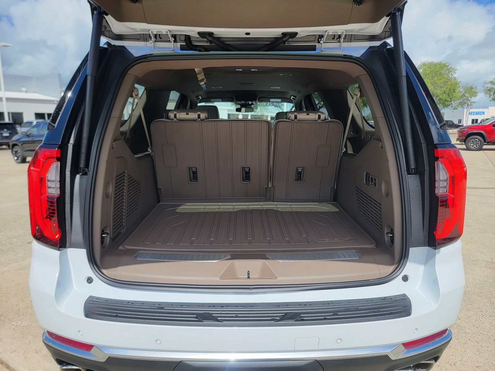New 2026 GMC Yukon XL Denali w/ LPO, Floor Liner Package AWD/4WD image 15