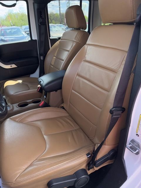 Used 2017 Jeep Wrangler Unlimited Sahara w/ Connectivity Group AWD/4WD image 13