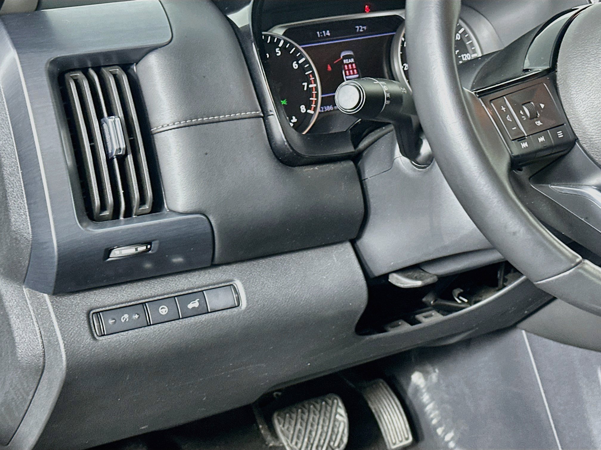 Used 2025 Nissan Pathfinder SL AWD/4WD image 17