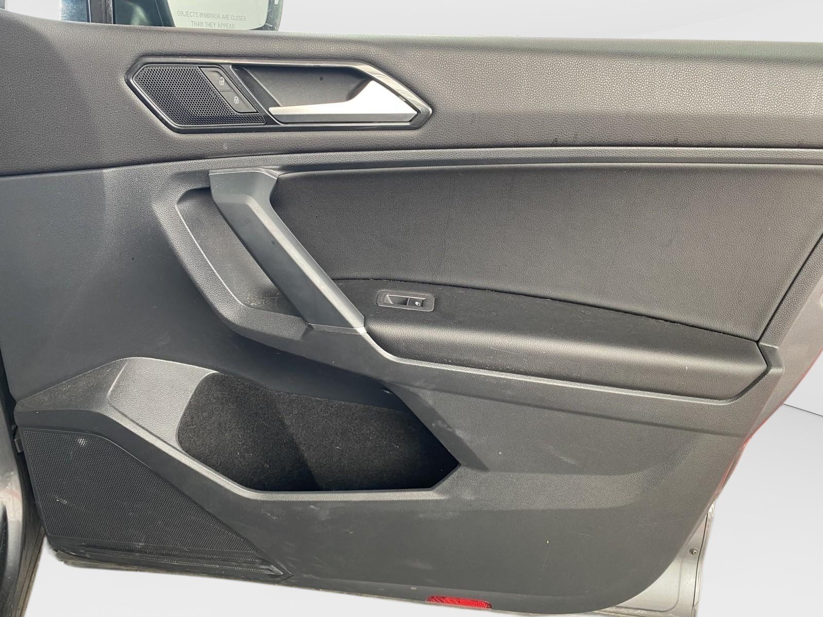 Used 2018 Volkswagen Tiguan SEL AWD/4WD image 6