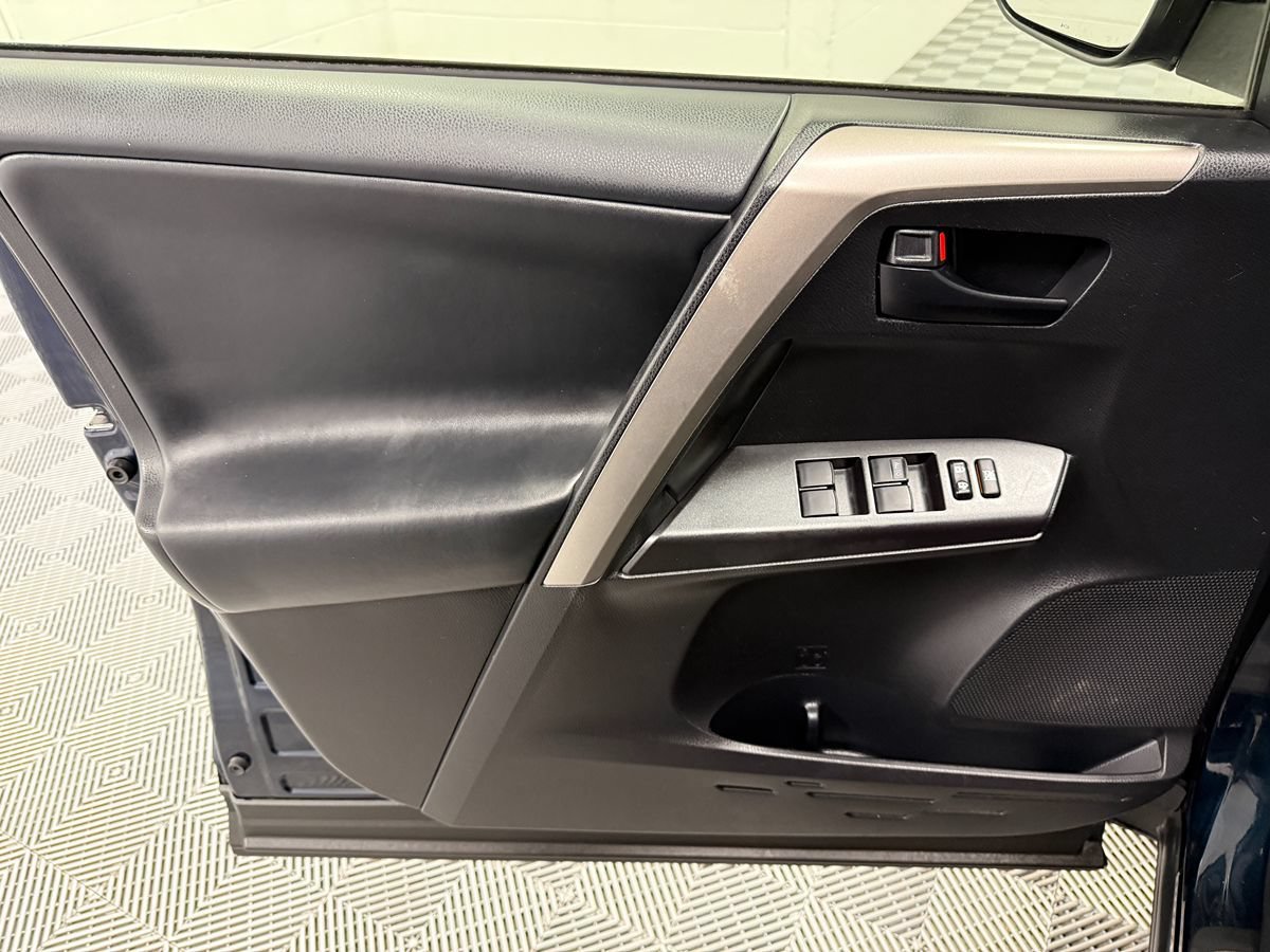 Used 2018 Toyota RAV4 LE AWD/4WD image 10