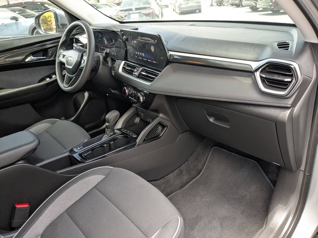 Used 2025 Chevrolet TrailBlazer LT AWD/4WD image 25