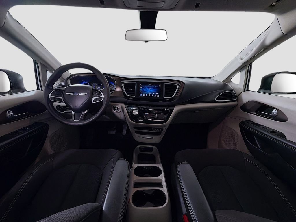 Used 2021 Chrysler Voyager LX image 9