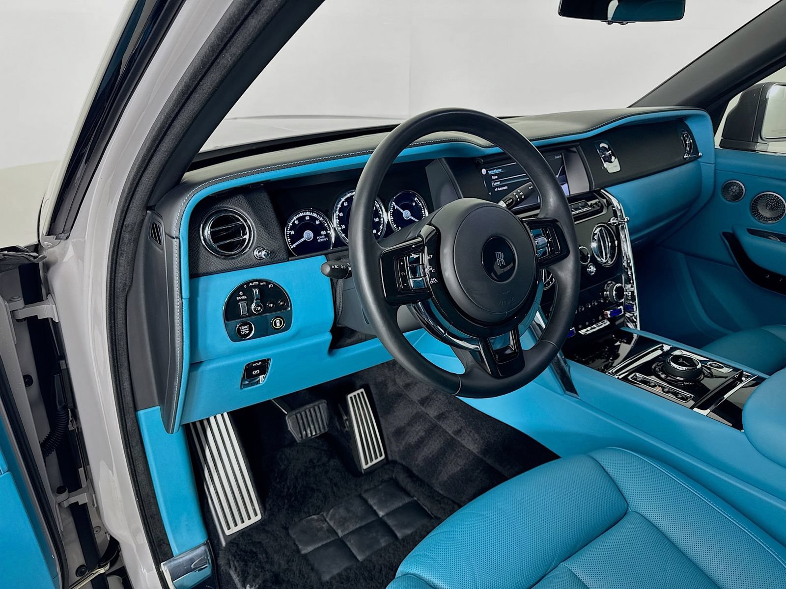 Certified 2022 Rolls-Royce Cullinan w/ Dark Exterior Package AWD/4WD image 11