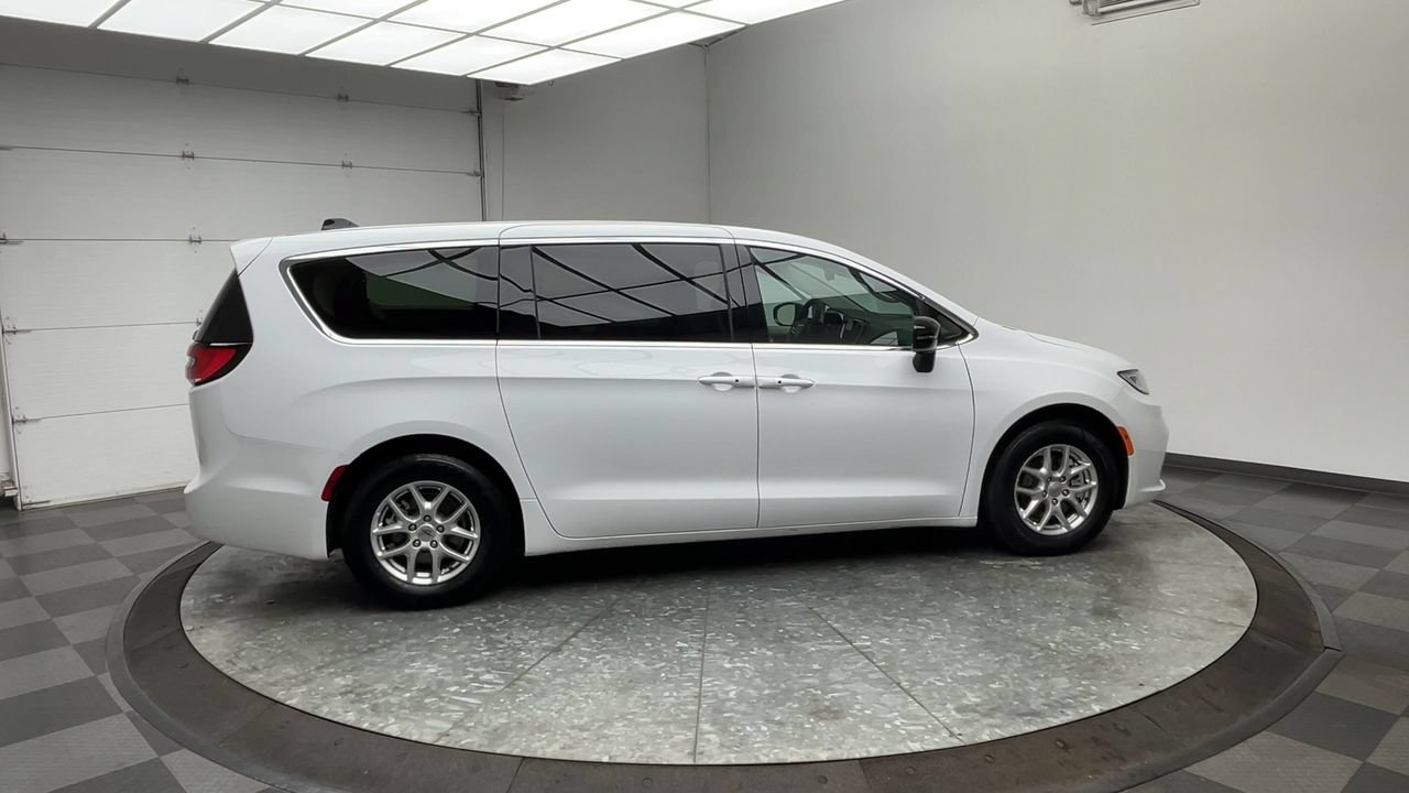 Used 2024 Chrysler Pacifica Touring-L FWD image 38