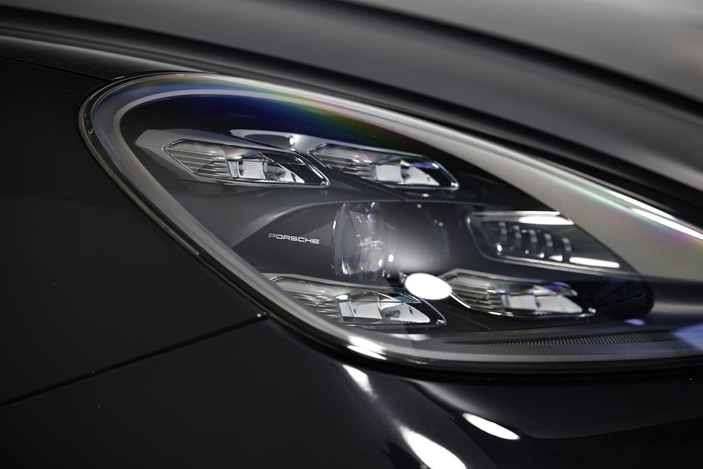Certified 2022 Porsche Cayenne Turbo AWD/4WD image 17
