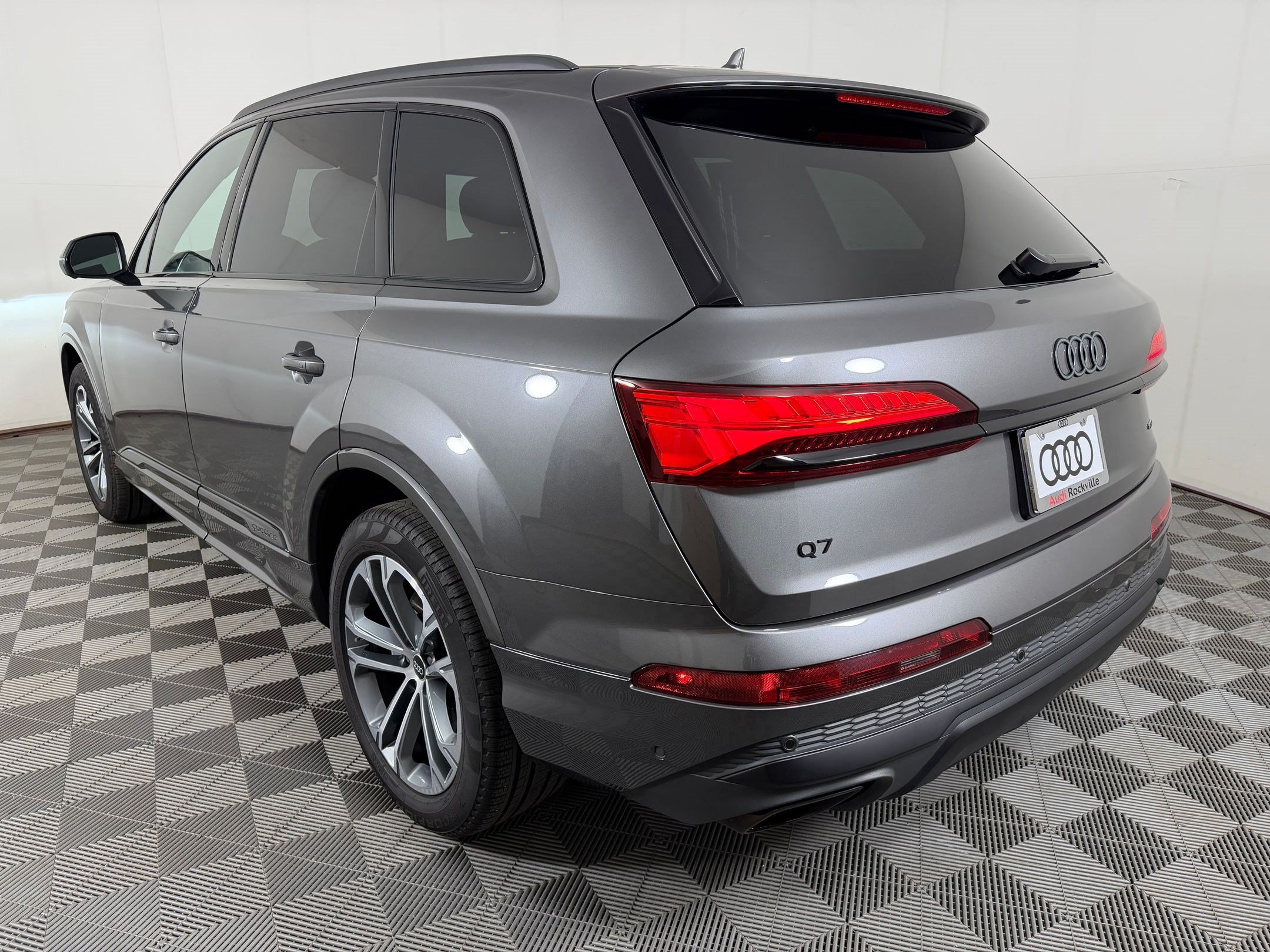 Used 2025 Audi Q7 2.0T Premium w/ Convenience Plus Package AWD/4WD image 3