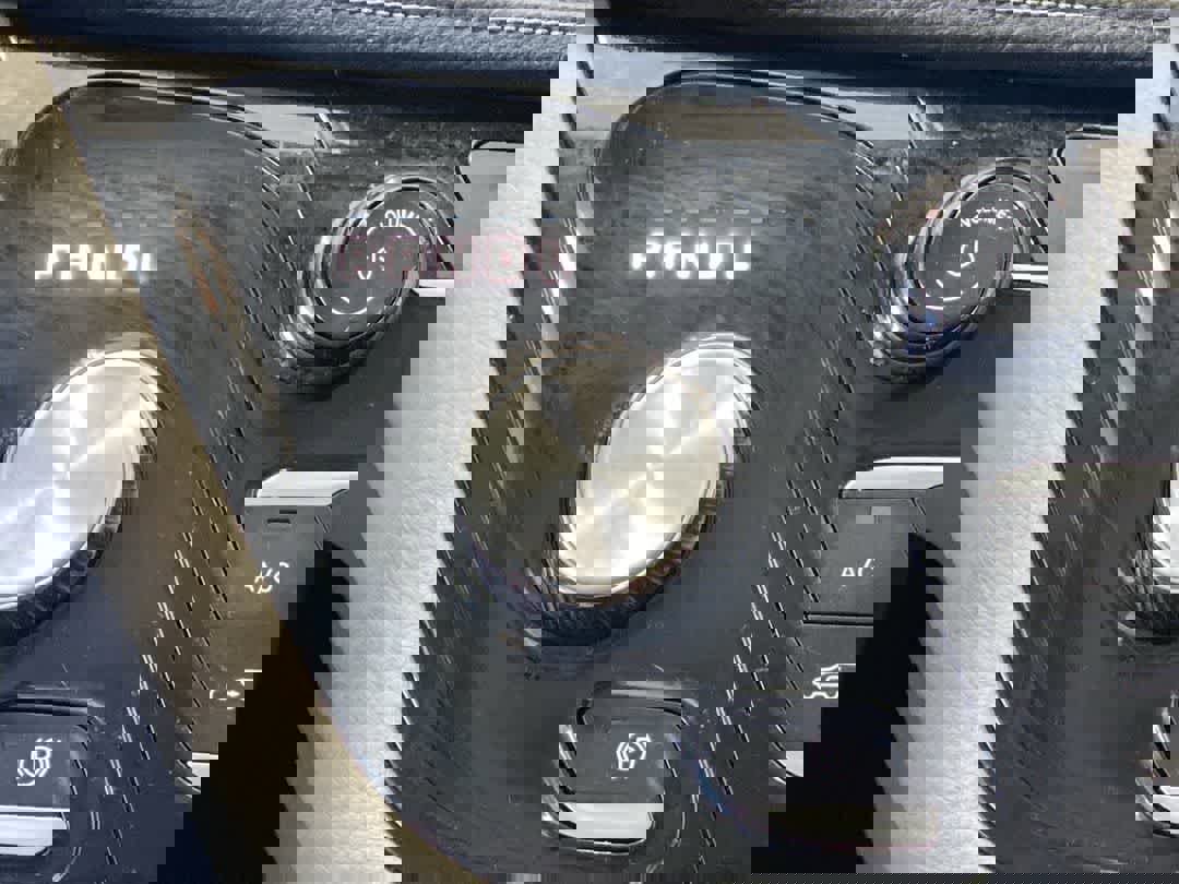 Used 2018 Chrysler Pacifica Limited image 23