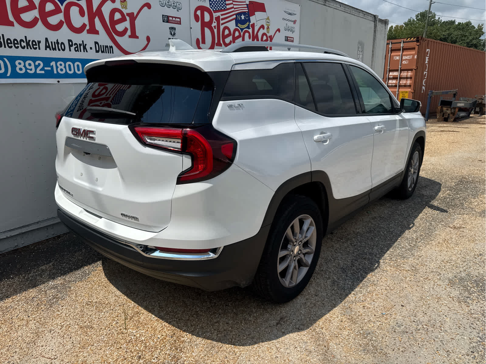 Used 2024 GMC Terrain SLT AWD/4WD image 3