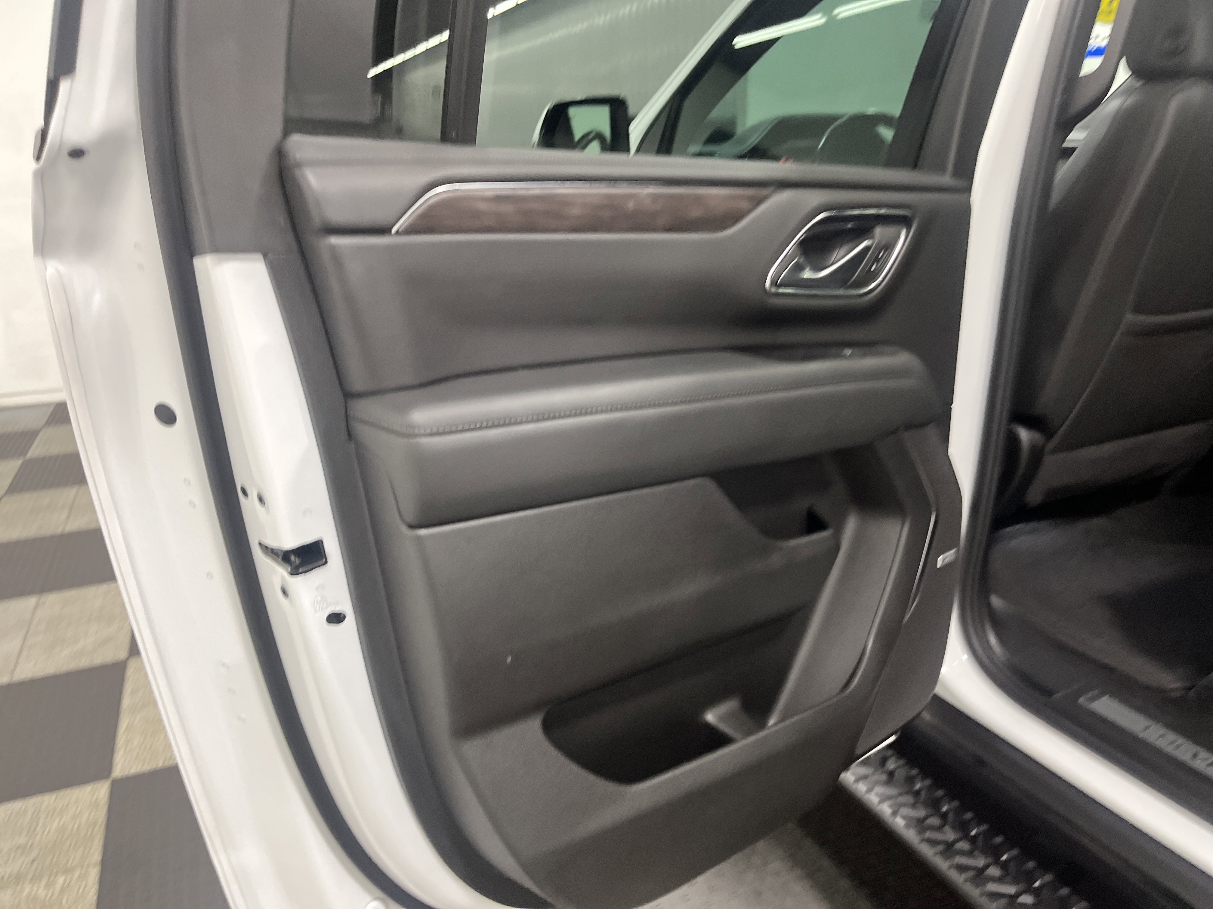 Used 2024 Chevrolet Suburban Z71 w/ Luxury Package image 15